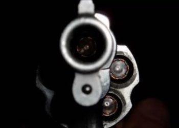 Mulher pede para dar volta na moto de amigo e é baleada durante briga por ciúmes, no DF