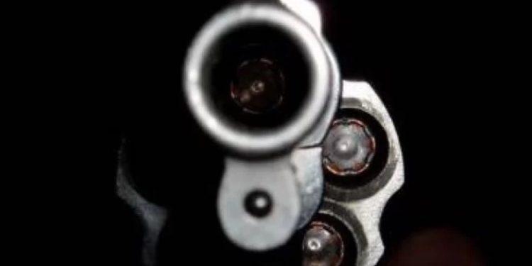 Mulher pede para dar volta na moto de amigo e é baleada durante briga por ciúmes, no DF