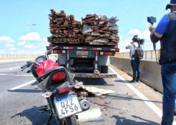 Homem morre em acidente na Ponte Rio Negro enquanto ia almoçar com namorada