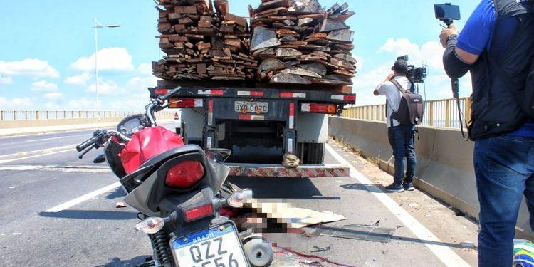 Homem morre em acidente na Ponte Rio Negro enquanto ia almoçar com namorada