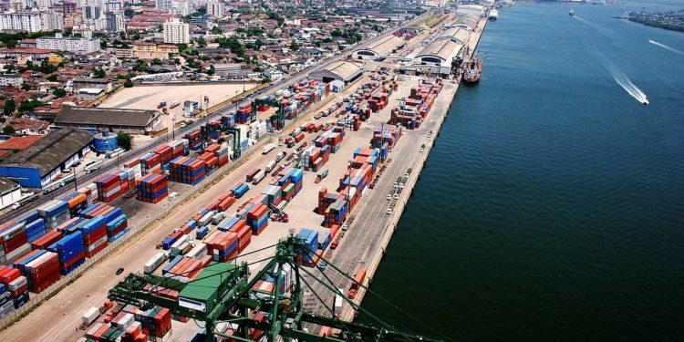 Governo corta taxa de importação para produtos usados na fabricação do plástico