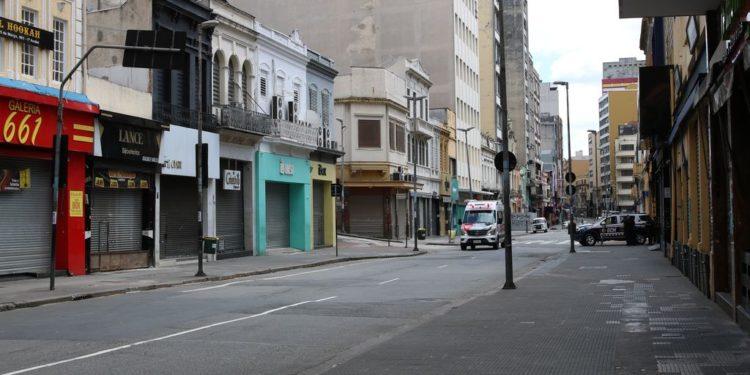 Pandemia gerou recorde de demissões e fechamento de empresas comerciais, diz IBGE