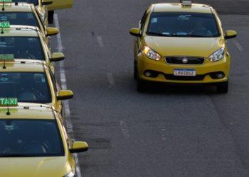 Mais de 300 mil motoristas se inscreveram para receber auxílio-taxista, diz ministério