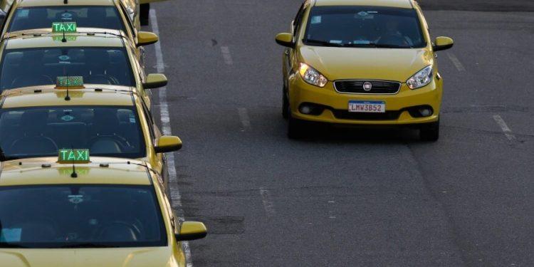 Mais de 300 mil motoristas se inscreveram para receber auxílio-taxista, diz ministério
