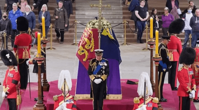 Corpo de rainha Elizabeth II é sepultado nesta segunda após velório restrito