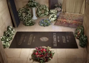 Lápide de Elizabeth II no Castelo de Windsor é oficialmente revelada