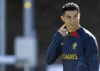 Após pancada, Cristiano Ronaldo treina de olho roxo com seleção de Portugal