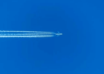 Como se formam os ‘rastros de nuvem’ que aviões deixam no céu?