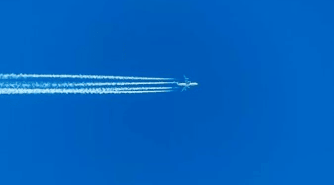 Como se formam os ‘rastros de nuvem’ que aviões deixam no céu?