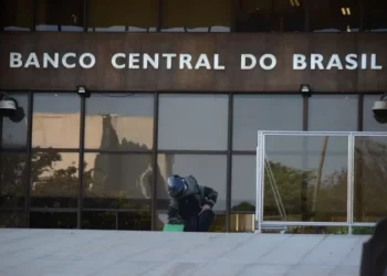 Copom encerra maior ciclo de alta dos juros e mantém Selic em 13,75%