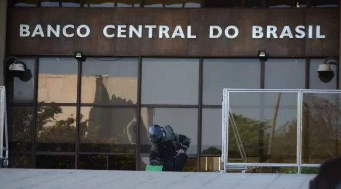 Copom encerra maior ciclo de alta dos juros e mantém Selic em 13,75%