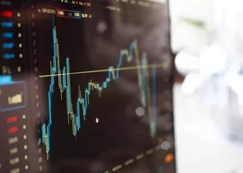Bolsas da Europa fecham sem sinal único, com eleição italiana, libra e BCE
