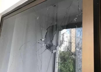 Tiro atinge janela com bandeira do PT em Recife; polícia investiga caso