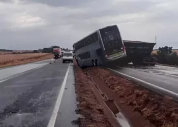 MG: duas pessoas morrem e 22 ficam feridas em batida entre ônibus e carreta