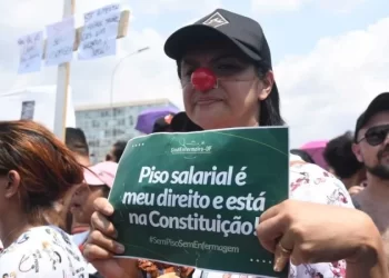 Enfermeiros protestam contra suspensão do piso salarial em frente ao Congresso