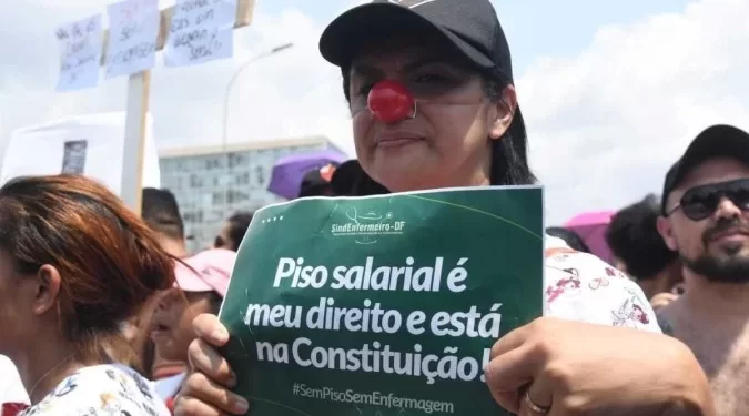 Enfermeiros protestam contra suspensão do piso salarial em frente ao Congresso