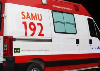 Homem morre engasgado com um pedaço de lanche enquanto andava pela rua