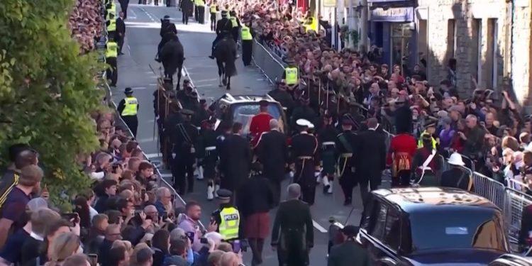 Homem xinga príncipe Andrew de ‘velho doente’ e é preso em cortejo de Elizabeth 2ª