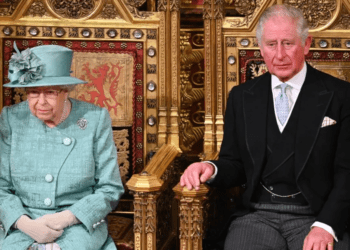 Andrew e Edward, filhos da rainha, chegam a Castelo de Balmoral