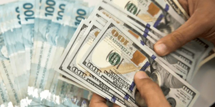 Dólar sobe 1,63% com aposta em Fed agressivo e cautela antes de feriado