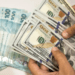 Dólar sobe 1,63% com aposta em Fed agressivo e cautela antes de feriado