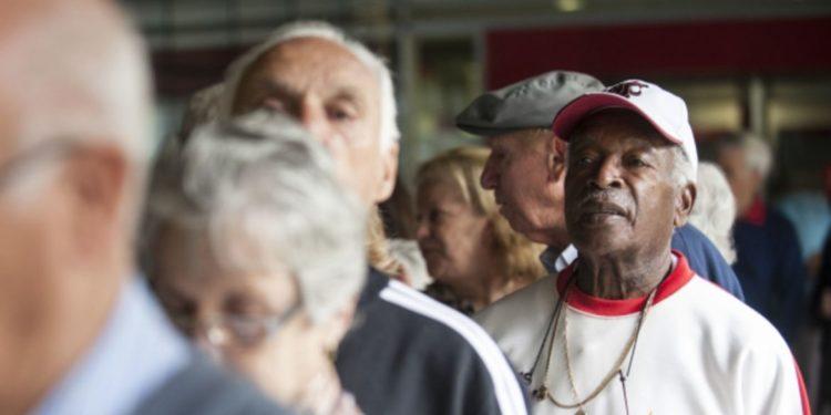 Risco de Alzheimer pode ser maior entre idosos que tiveram covid-19, sugere pesquisa