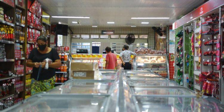 Consumidores trocam marca de leite, óleo, arroz e feijão nos supermercados