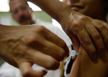 Cidade de SP começa a vacinar meninos de 9 e 10 anos contra HPV
