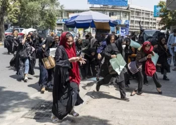 Refugiados afegãos se aglomeram em Guarulhos em busca de assistência