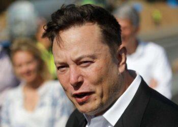 Elon Musk assume controle do Twitter e demite diretores