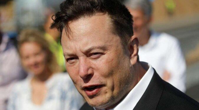 Elon Musk assume controle do Twitter e demite diretores