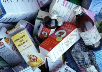 Índia investiga xaropes para tosse após morte de 66 crianças na Gâmbia