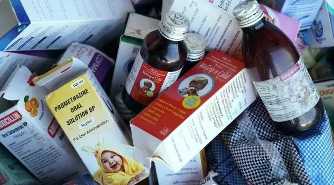 Índia investiga xaropes para tosse após morte de 66 crianças na Gâmbia