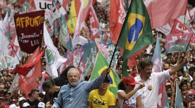 Luiz Inácio Lula da Silva (PT) é eleito presidente pela terceira vez