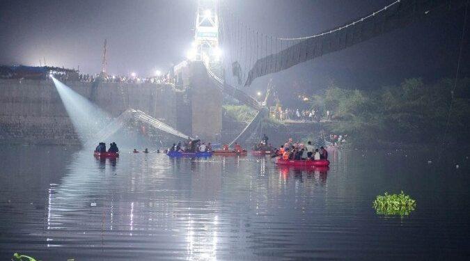 Colapso de ponte suspensa na Índia deixa ao menos 137 mortos