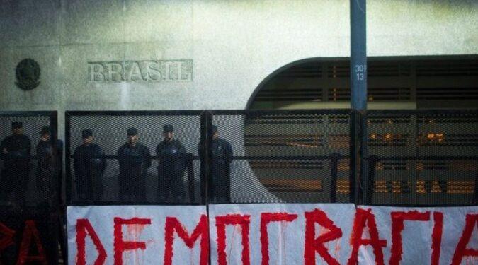 Limbo entre democracia e autoritarismo é pior modelo para economia, aponta estudo