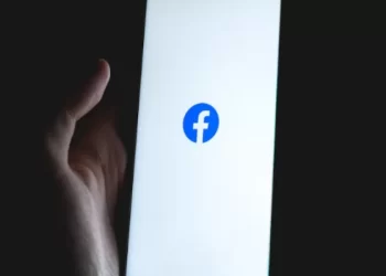 Jovem é agredida com cano de PVC após esquecer senha do facebook do padrasto
