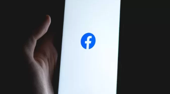 Jovem é agredida com cano de PVC após esquecer senha do facebook do padrasto