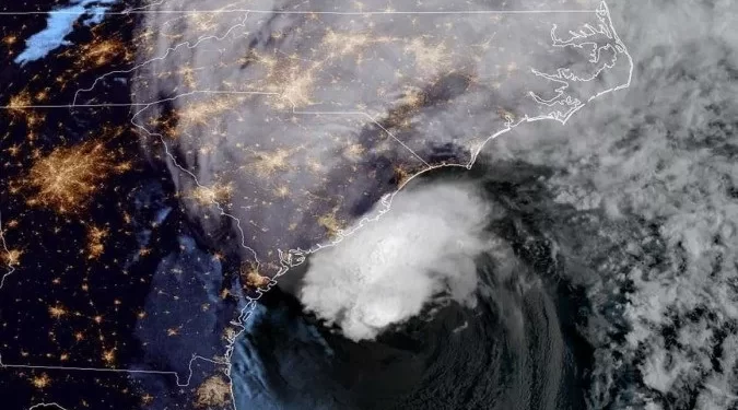 Furacão Ian atinge a Carolina do Sul após provocar destruição na Flórida