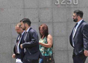 Faxineira agredida por lavar calçada receberá indenização de R$ 45 mil