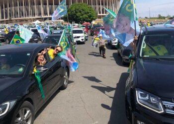 Carreata pró-Bolsonaro reúne militantes e lideranças no último dia de campanha