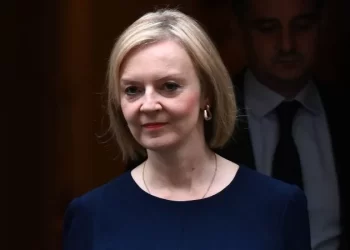 Primeira-ministra britânica enfrenta batalha para permanecer no cargo