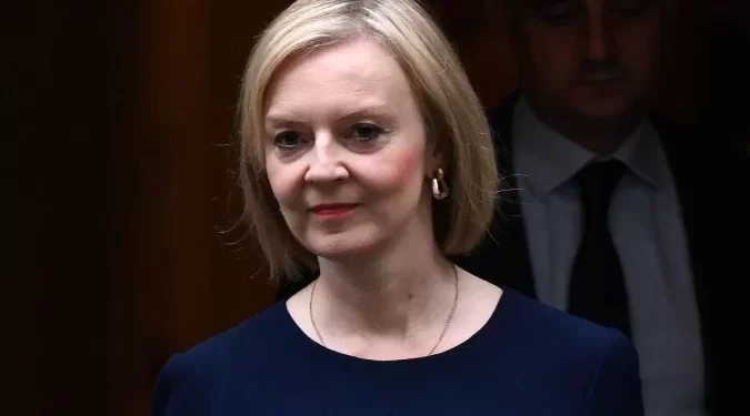 Primeira-ministra britânica enfrenta batalha para permanecer no cargo