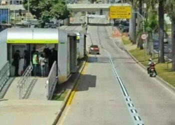 Homem finge estar dormindo e passa a mão no seio de mulher dentro de ônibus em BH