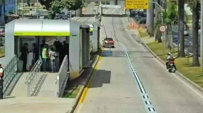 Homem finge estar dormindo e passa a mão no seio de mulher dentro de ônibus em BH