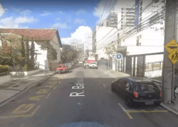 Vídeo: Homem é flagrado se masturbando próximo de escola