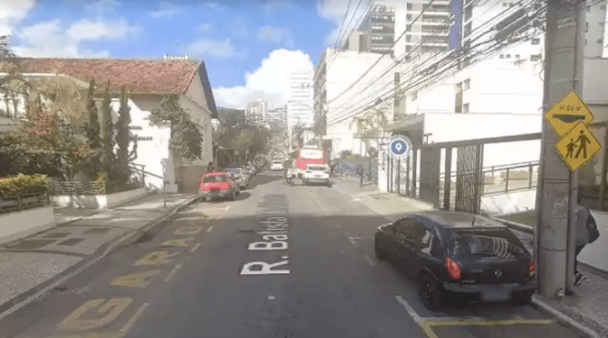Vídeo: Homem é flagrado se masturbando próximo de escola