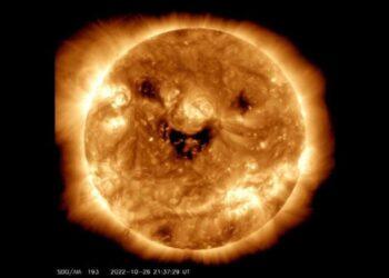 Nasa registra foto do Sol “sorrindo” com telescópio; entenda
