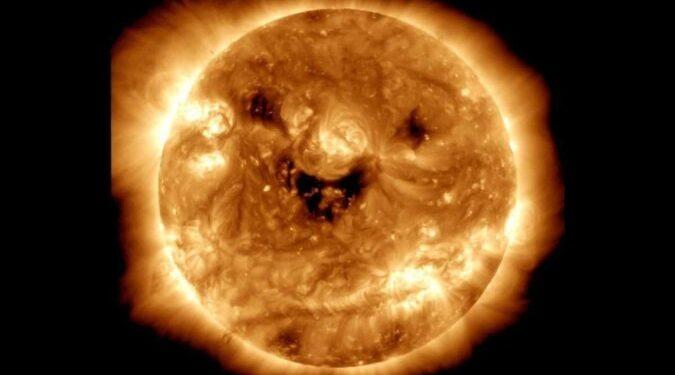 Nasa registra foto do Sol “sorrindo” com telescópio; entenda