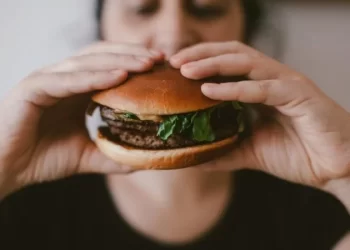 Dieta tarde da noite aumenta o risco de complicações de saúde